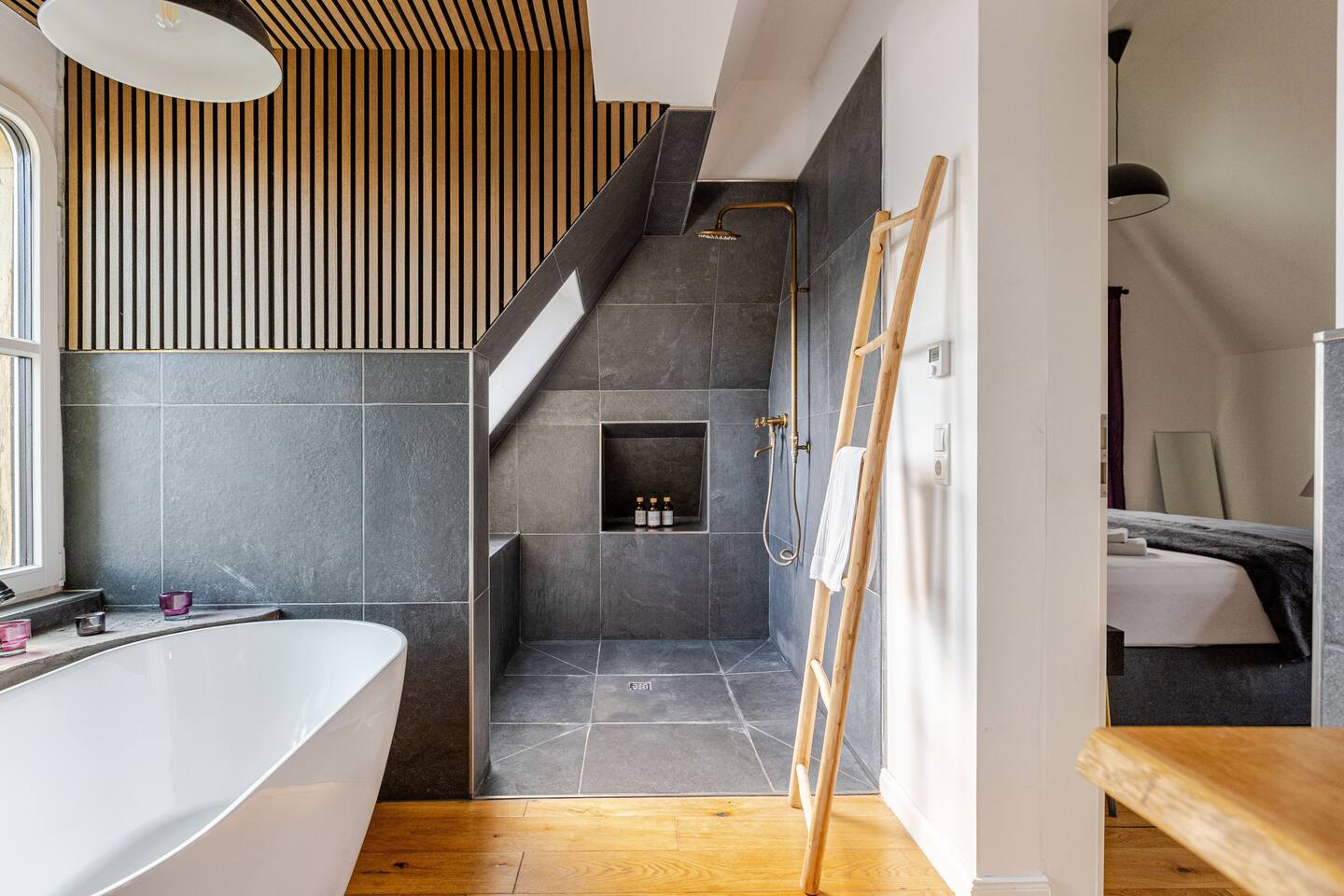 Badezimmer: Rainshower-Dusche mit Aussicht