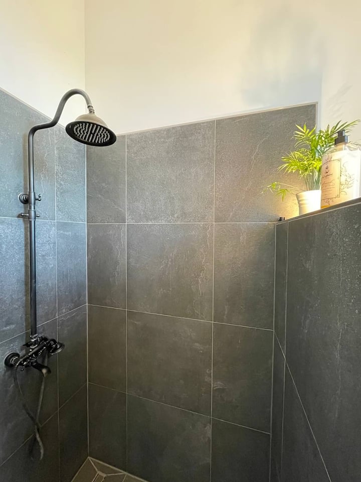 Badezimmer: Die großzügige Dusche bietet viel Bewegungsfreiheit.