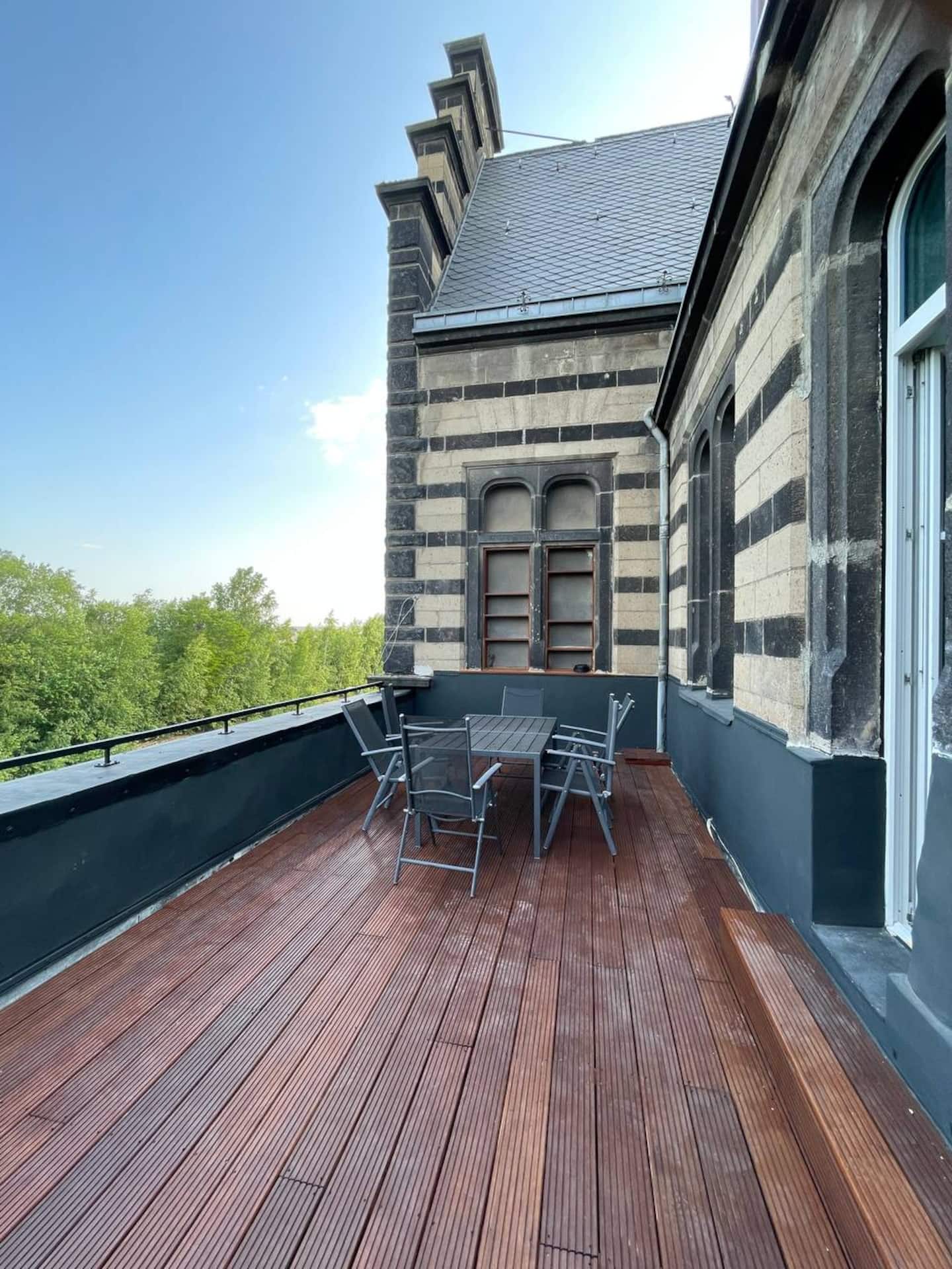 Großzügige Dachterrasse: Die große Terrasse bietet viel Platz zum Sonnenbaden, Grillen und verweilen.