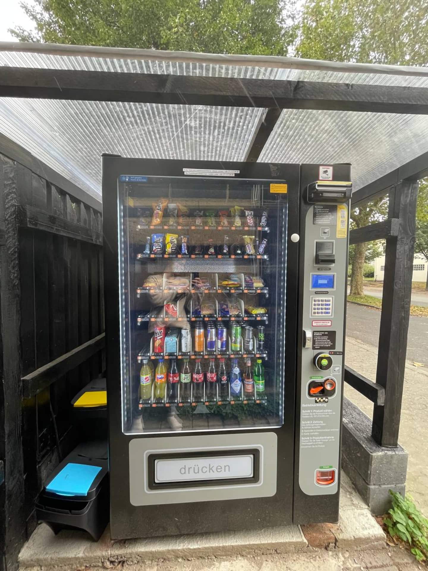 Verkaufsautomat für Snacks & Getränke direkt vor der Ferienwohnanlage